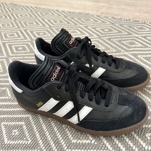 Adidas black soccer shoes women’s 8-8.5